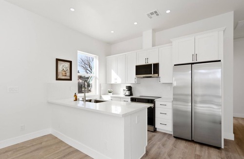West Davis Manor House | Colusa Commons 4 BR 3 BA near UC Davis