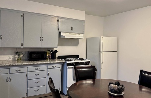 Hanford House | Comfortable 2BR Home King Bed 1 Bath