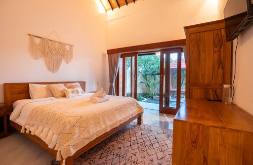 Tumbak Bayuh Villa | Comfortable Private Room in Canggu with High-speed WiFi