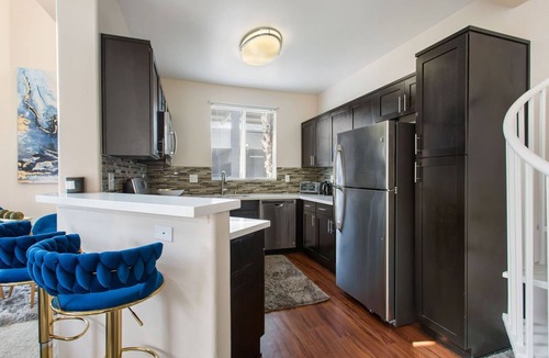 Atwater Village Apartment | Comfy SANCTUARY- LAX Airport/SOFI Stadium/3 HOT TUBS/2 POOLS