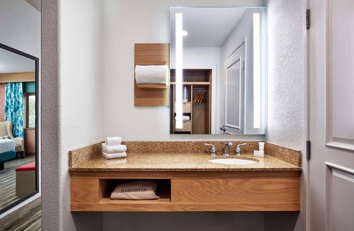 Pismo Beach Hotel | Convenient Base for Exploring Pismo Beach & SLO County l Deluxe King Room