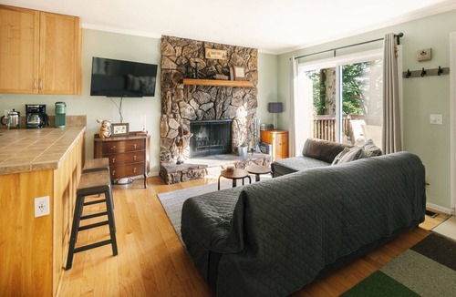 Arrowhead Villas Cabin | Cozy 2-bedroom cabin with central heat/AC in charming Lake Arrowhead