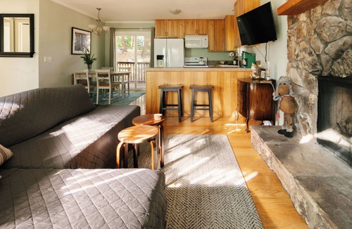 Arrowhead Villas Cabin | Cozy 2-bedroom cabin with central heat/AC in charming Lake Arrowhead