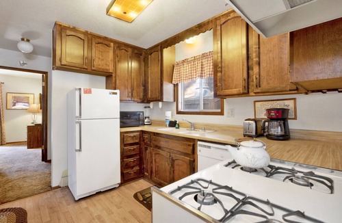 Big Bear Lake Cabin | Cozy 2BR/2BA Log Home: Fenced Yard, Gas Fireplace & Walk to Lake