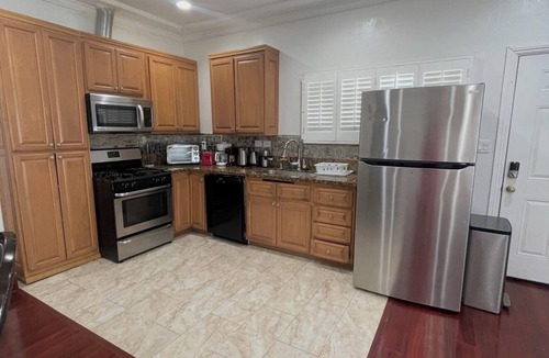 Anaheim Colony Historic District House | Cozy 3-bedroom private guest house in fabulous Anaheim with cool AC