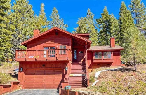 Pioneer Trail Cabin | Cozy Cabin| Quick Drive to Town | Spacious | Gameroom