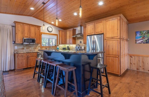 Tahoe Vista Cabin | Cozy Cottonwood - Hot Tub!