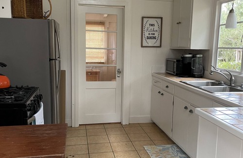 Pacific Grove Cottage | Cozy get-away in Pacific Grove (Pet Friendly!)