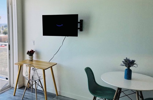 Hollywood Apartment | Cozy Hollywood Studio Retreat l Free Parking l Pool l Wi-Fi