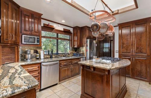 Auburn Ski Chalet | Cozy Lake View 4Bd 2,5Br Retreat in 5 Acres, Hot Tub and more