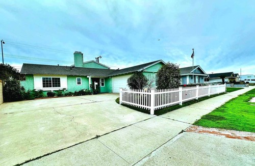 Garden Grove House | Cozy modern rose house 3-bedrooms pets friendly in Garden Grove, California