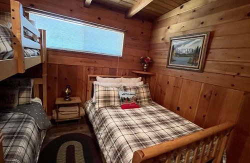 Pine Cove Cabin | Cozy Retro Cabin with AC, Family Getaway