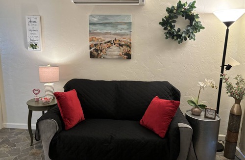Hanford Apartment | Cozy Studio B