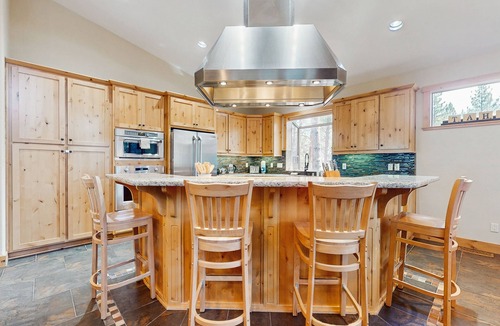 Tahoe Paradise House | Cozy Tahoe home near the best of South Lake w/fireplace, WiFi, & skiing nearby