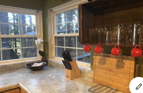 Fish Camp House | Cozy Yosemite Retreat Private Hot Tub BBQ 2 Mi from Yosemite