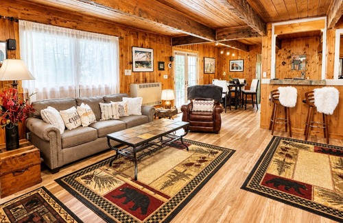 Fish Camp House | Cozy Yosemite Retreat Private Hot Tub BBQ 2 Mi from Yosemite