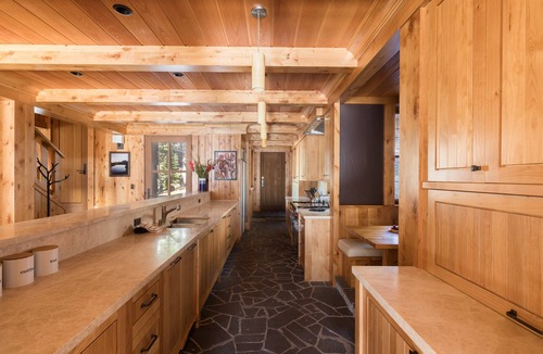 Truckee Villa | Craftsman Cabin | Hot Tub + Fire Pit + Games | Near Palisades | Hunter