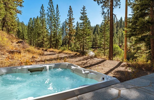 Truckee Villa | Craftsman Cabin | Hot Tub + Fire Pit + Games | Near Palisades | Hunter