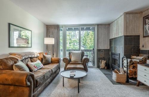 Mammoth Lakes House | Crestview #3 bldg C 1 Bedroom plus Den/2 Bathroom, close to town shuttle and short walk to village