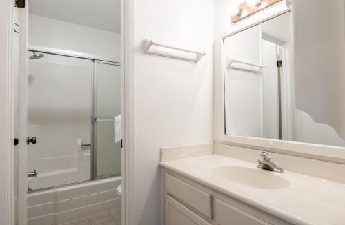 Mammoth Lakes House | Crestview #3 bldg C 1 Bedroom plus Den/2 Bathroom, close to town shuttle and short walk to village