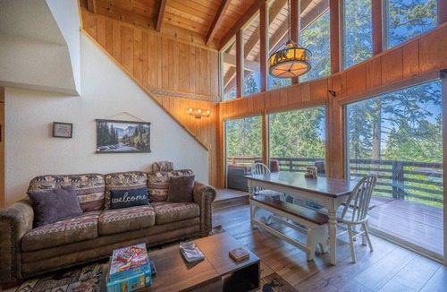 Yosemite West Cabin | Cub's cabin Family house inside the gates of Yosemite Park!