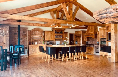 Big Bear City House | ❤️Custom Rustic Ranch in🐻Hot Tub🧖‍♀️Cold Tank🥶BBQ🍔Theatre📽Pool🎱Library📚Games🎯🏀♠️🎤Gym💪