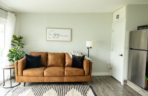 Compton House | Cute, Clean, & Cozy private guest house near LAX