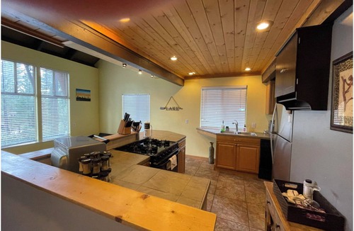 Lake Forest House | Darling Cabin at the Heart of Tahoe City. Pool. Jacuzzi. Wifi. Tennis.