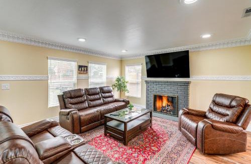 Del Rey Oaks House | Del Rey Oaks Vacation Home w/Mini-Golf Course!