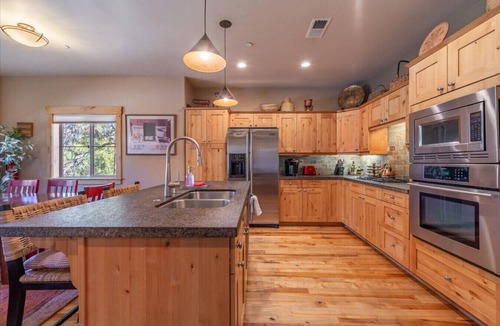 Truckee Villa | Deluxe Truckee Townhome Dog Friendly A+ Amenities Close to Slopes & Town
