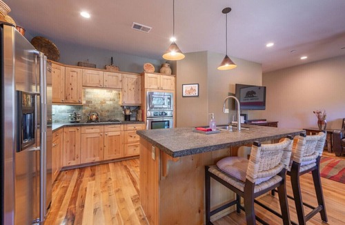 Truckee Villa | Deluxe Truckee Townhome Dog Friendly A+ Amenities Close to Slopes & Town