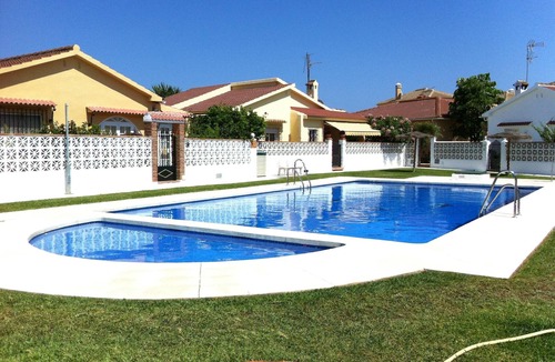 Torremolinos Villa | Detached house with pool, 200m. the beach, restaurants and shops
