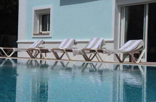 Castillo de Sabinillas Villa | Detached Villa 4 bed Duquesa with Private infinity pool close to port and beach