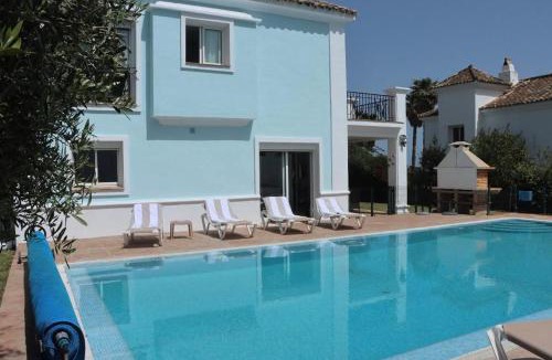 Castillo de Sabinillas Villa | Detached Villa 4 bed Duquesa with Private infinity pool close to port and beach