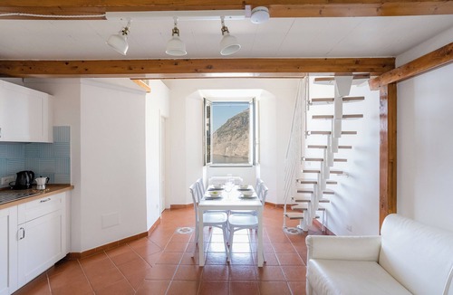 Meta House | DIPINTO APARTMENTS