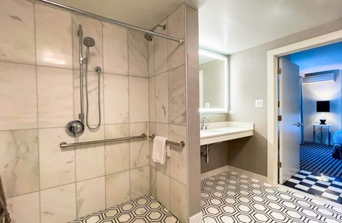 Norma Triangle Hotel | Discover an Elegant Lifestyle in LA! Pool, Pet-friendly, Near Hollywood Museum!