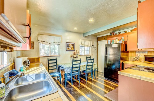 Tahoe Island Cabin | Dog Friendly Cabin with Hot Tub & Fireplace near Camp Richardson