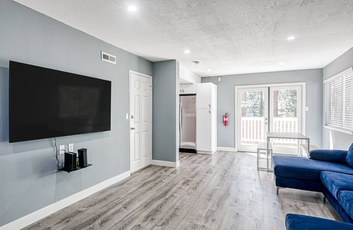 Lincoln Park House | Dog-friendly home with fast WiFi, washer/dryer, & enclosed backyard, sleeps 6