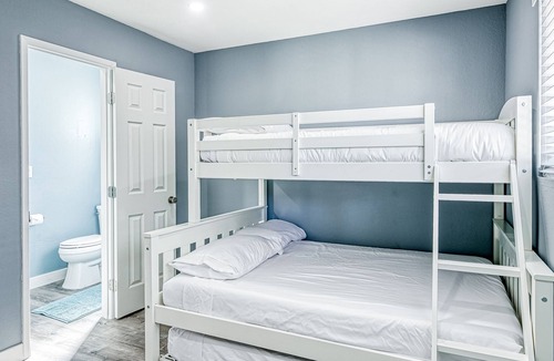 Lincoln Park House | Dog-friendly home with fast WiFi, washer/dryer, & enclosed backyard, sleeps 6