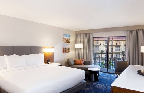 Bakersfield Hotel | DoubleTree by Hilton Hotel Bakersfield