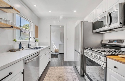 Central Sacramento House | East Sac Super Charmer! 3+3 Cozy & Comfortable in safe neighborhood!