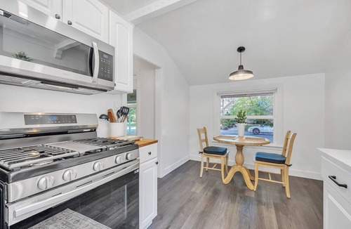 Central Sacramento House | East Sac Super Charmer! 3+3 Cozy & Comfortable in safe neighborhood!
