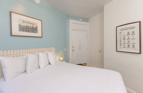 Civic Center Hotel | Economy Queen Room with Ensuite Bathroom