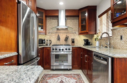 Sawtelle Apartment | Elegant 1BR in Prime Brentwood Pool + Spa + Gym & Parking