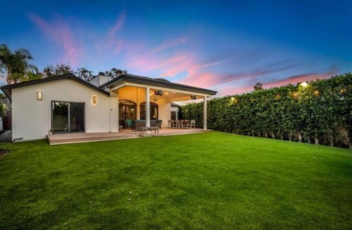 Sawtelle House | Elegant Brentwood Retreat Steps from San Vicente Dining & Shopping