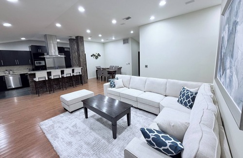 Woodland Hills House | Elegant Family Retreat 5BR&3BA in Serene Oasis