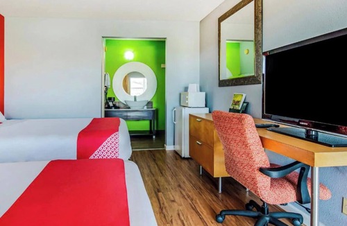 Ridgecrest Hotel | Enjoy Ridgecrest’s Attractions with Budget Comfort in a Room with 2 Queen Beds