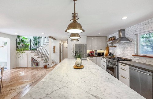 Redway House | Explore Redwood forests on the Avenue of The Giants and the Eel river