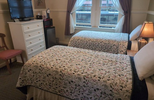 Marina District Hotel | Family-Friendly Room with Seperate Queen Bedroom and Two Twin Bedroom w/parking