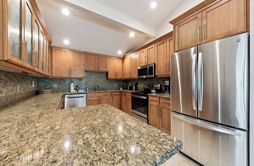 Highland Woods House | Family Home with Pool Table, Upgraded Kitchen -Minutes to Beach - Midtown Location